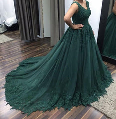 Tulle Ball Gowns Green Wedding Dresses Sleeveless Lace Quince Dress V-neck MyChicDress