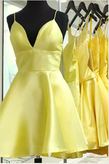 A-line Short Yellow Homecoming Dresses V-neck Party Dress with Pockets - MyChicDress